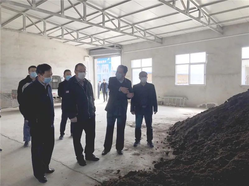 （调研组查看SBOBET利记自主出产的有机肥料）
